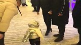 宝宝正给路人打招呼，不料脚底一滑，这下糗大了！