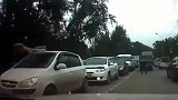 小伙拿着枪去抢车, 谁知车上三小伙根本不怂!