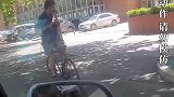 男子倒骑单车不走寻常路，淡定骑行看呆路人