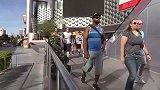 街头草人恶作剧，假扮草人故意吓路人，路人非常惊讶