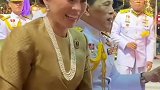 从空姐一步步走到王后之路，将小王子视如己出，在老百姓心中也有着极高的声誉的王后苏提达。泰国