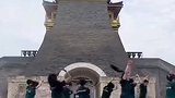 全国第七届大学生艺术展演 参演内蒙古包头学子 在湖北一景区门口跳起蒙古舞