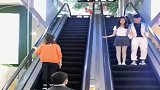坐电梯的时候,女朋友被陌生小伙摸手,男友的反应也太真实了吧!