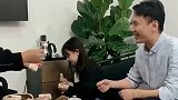 小伙，敢在女厕旁边这样，活该美女揍你啊！