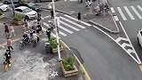 第一辆新能源礼让行人，为何后车开始烦躁不安，难道这不应该吗