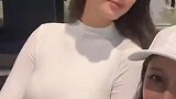 神似越狱女主角？球迷世俱杯看皇马比赛偶遇阿诺德女友