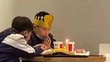 男孩在快餐店过生日朋友静静陪他许愿