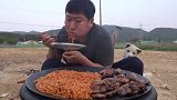 大叔一人吃一锅火鸡面配烤猪颈肉