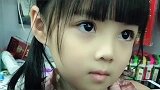 小女孩在看什么呢，这么认真