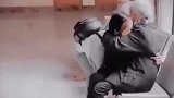 女孩由奶奶抚养长大，奶奶病了，女孩“公主抱”抱奶奶看病