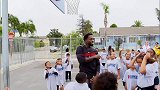 篮球-17年-贝弗利积极投身公益事业 社区感恩节送爱心-新闻