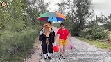 八戒路遇手机，怕是你俩有急事，要不估计能捡到天黑！