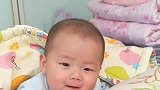 这个小宝宝太可爱了，看妈妈的眼神好甜美呀，小表情简直萌翻了！