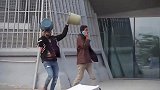 国外恶搞男子用塑料桶罩住过往路人被识破险些被揍！