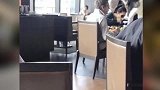 网友东京酒店偶遇巩俐夫妇吃早餐 该处一晚住宿费高达1.5万元