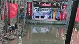 把戏台搭在水沟边上，难怪看戏的人不多，也不知道是谁选的地方！
