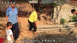 农村爷爷在干活，2岁孙子忙前忙后在干啥？爷爷说他是小监理