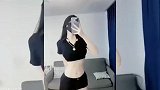 这是什么穿搭风格，坐姿很优雅