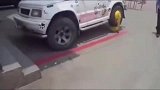 保安大哥：你这是什么车轮胎太强了！