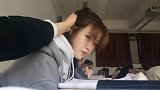 大学生上课占同桌便宜，被摸头的小姐姐一脸茫然