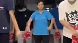 高校男生们带着宿管阿姨扭秧