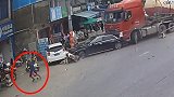 广西一水泥罐车行驶中失控撞多车 一路人躲避时摔倒险丧命