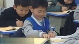 太暖了！小学生收到老师传来的鼓励纸条，开心地看了好久。小学生 河南