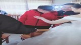 婚礼结束后，弟弟抱着姐姐忍不住哭了，网友：今天之后就是客人了
