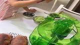 北京老妈用曲水流觞，流水面哄小孩吃饭，网友：不是仪式感