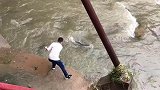 男子捞上一条逆流而上的鱼