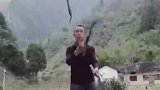 大叔练就人刀合一绝技，空中抛刀接刀脚踩平衡木