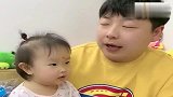 宝宝为了雪糕居然亲了暖爸，暖爸还想要，结果暖宝不吃了，搞笑