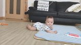 小宝宝撑着身子想学爬，踮起脚尖的小动作萌翻了！