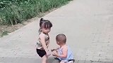 弟弟耍赖不走，下一秒姐姐的那暴脾气反应，实在霸气十足