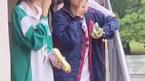 课间休息校园里出现这滑稽一幕，这大概就是青春的样子