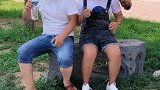 哎呀妈呀，你居然把烟头丢我衣服里！