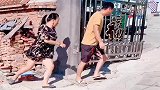 爸妈得知闺女和女婿来了，下一秒这举动，真是太扎心了！