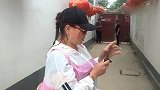大衣哥门前，想让朱之文每人发五万的又来了，今天想多少钱呢