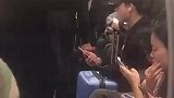 男子坐地铁太过枯燥，戴上耳机开始放声歌唱，活在自己的世界