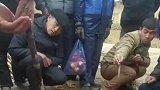 男子打量面前的甘蔗，一刀下去两根甘蔗平齐