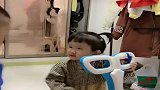 都说兄妹如手指根根相连，可眼前一幕，还是亲兄妹吗