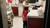 单亲爸爸晚上送外卖回家，看见女儿踩小板凳自己煮面