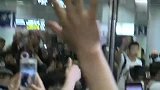 CBA-1314赛季-球迷接机北京男篮超疯狂 球员被堵招手示意-新闻