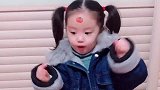 小宝贝的表情，看起来好搞笑呀