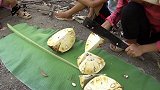 石头堆里居然有一窝蜜蜂，几个人去把蜂巢取出来，得到了好多蜂蜜