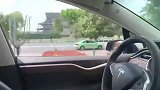 特斯拉无人驾驶模式，还好我开的不快，不然就交代在这了！