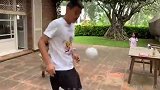 这是亲爹？武磊后院颠球戏耍儿子将其无情晃倒