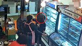 【安徽】女子为朋友“助阵” 头顶“监控”掌掴店主被拘