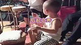 农村大爷在戏台上弹奏乐器，看小朋友专注的样子，真了不起
