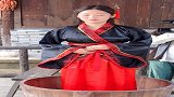 女主角不配合，导演临时加片酬，最后还是用了替身